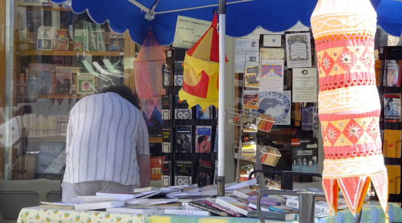 photo du marché aux bouquins organisé par la bouquinerie de Bagnères-de-Bigorre en 2012