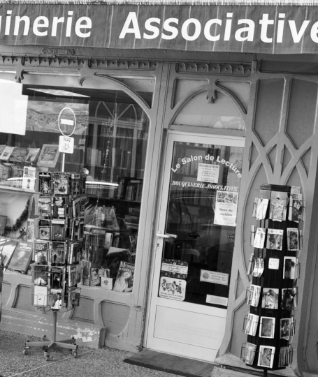 image en noir & blanc de l'intérieur de la bouquinerie