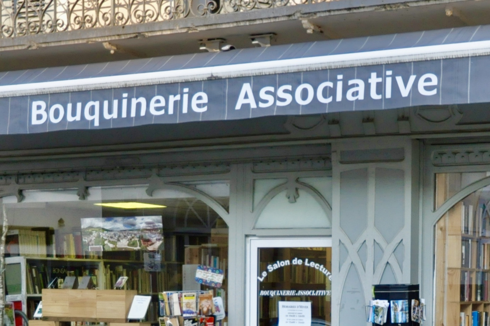 image de la devanture de la boutique de la bouquinerie